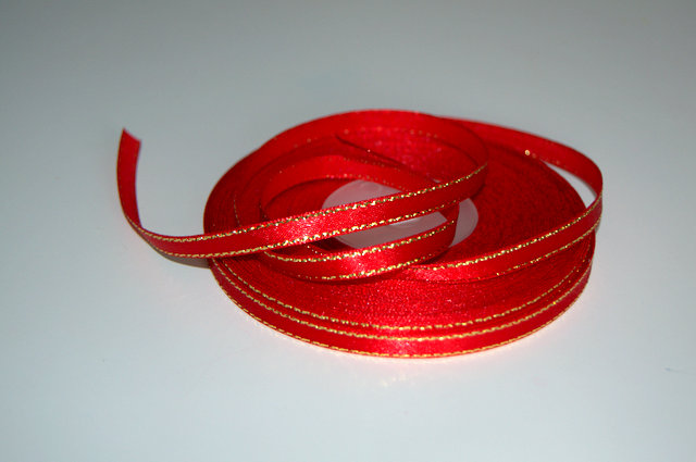 Saténová stuha 6mm/27m - červená so zlatým lemom